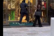 【動画あり】銀座強盗でドアを閉めようとしてた女性、凄すぎるｗｗｗｗｗｗ