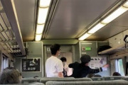 【動画】鉄オタ、車内広告を勝手に入れて車掌に撤去されるｗｗｗｗｗ