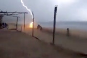 ビーチを歩いていた観光客に雷が落ちる瞬間。2人が亡くなった事故の映像。