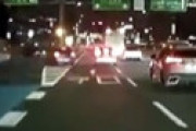 【動画】 高速で爆走する車がプリウスに弾かれて衝突事故する衝撃動画が話題に 「プリウスよくやったww」