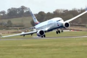 【動画】着陸時に限界まで傾いてしまったボーイング737MAX(((ﾟДﾟ)))