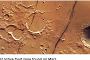 火星に活断層帯を初めて発見…M3～4の地震も観測