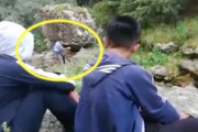 バランス大岩を倒そうとして死にかけた17歳の少年のギリギリ動画。