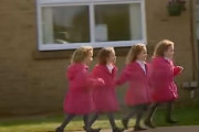 イギリスで唯一の4つ子の姉妹…18歳になった今の姿