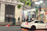 【動画】お馬鹿なGT-R乗りさん、渋谷でイキってタクシーを巻き込んでしまう。