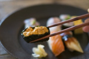 【寿司マナー】握りすしは手で食べる、それとも箸で食べる？