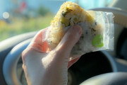 運転中の「片手おにぎり」は違反？ドライブ中に気をつけたい「ながら運転」