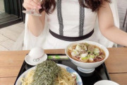 【画像】港区女子「キャー！ベンツのつけ麺美味し～ッ！」ﾊﾟｼｬｯ