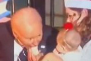 バイデン米大統領、赤ちゃんの足をかむ、口に入れる
