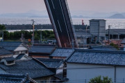 【画像あり】「道路に刺さってる!?」高知の可動橋が話題に