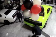 【動画】自動車販売店さん、わずか45秒の間にスポーツカー6台を盗まれてしまう。