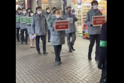 「外出は控えろ」新宿で緑のフリップを持った集団(都職員)が行進する