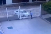 【動画】ペダルの踏み間違いか。警備員が女性ドライバーにゴリゴリと轢かれてしまう事故。