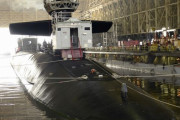 米海軍のオハイオ級弾道ミサイル搭載潜水艦「テネシー」が乾ドックに到着…キングスベイ！