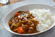 「カレーをご飯にかけるのはマナー違反。皿の左右にご飯とカレーを分けて盛りつけるものだ」