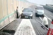 【動画】高速道路上の故障車のレスキュー中に起きた大事故。