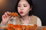 韓国人美女がクチャクチャ音を立てて食べる動画に対する海外の反応　←音立てすぎだろｗｗｗｗ
