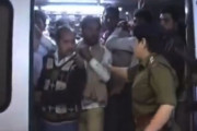 インドの警察官、女性専用車両に侵入した男性たちを暴力で制裁！