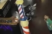 【動画】クソガキ、床屋のクルクル回るやつ壊して親に300万円損害賠償