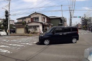 このドラレコ動画、誰が悪いのかめっちゃ議論になる！「なんで左折止まってんだこれ？」「法的には待つ必要ある」「流石にじじぃが遅すぎる」