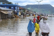 ナイジェリアで大洪水、被災者140万人 500人あまり死亡か