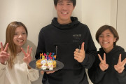 ◆画像◆岩渕と長谷川に誕生日を祝ってもらう冨安健洋がお父さんにしか見えないんだ?