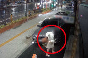 韓国人「監視カメラがとらえた！韓国の高級車ジェネシスにテロをする泥酔女」
