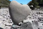 【動画】 四万十川、何度倒れても起きる「恋の石」の謎・・ 一体誰が？ 真相が判明