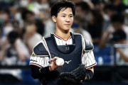 ヤクルト内山壮真、シートノックでレフトの守備に着く