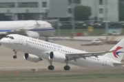 中国初の国産中型ジェット旅客機「C919」の商用運航が開始…乗客130人強を乗せた第1便が離陸！