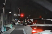 【東京】このプリウスを探しています。追い越し幅寄せでぶつかった車に逃げられてしまう車載。