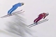 【動画】1987年にノルウェーで行われたスキーのペアジャンプの様子。