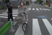 【動画】自転車で逆走して車と衝突しそうになった子持ち主婦さん、次の瞬間の行動がヤバすぎる・・・