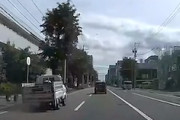 札幌市で空飛ぶタイヤ。トラックから外れたタイヤが対向車と衝突するドラレコ。