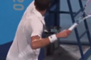 【動画】 準々決勝敗退のメドベージェフがブチ切れ　ラケットを破壊しスタンドに投げる
