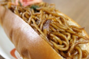 海外「焼きそばパンという日本の軽食がミミズにしか見えない」コンビニの惣菜パンに首を傾げる外国人たち