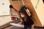 【動画】引っ越し業界、人手不足で１人で冷蔵庫を運び始めるwwwwww