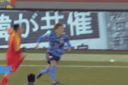 【GIF】中国代表DFが謝罪！ 日本代表MF橋岡に衝撃カンフーキックw