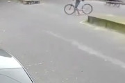 【動画】長すぎる棒を持って道路を横断しようとした男がひどい事故を起こす。