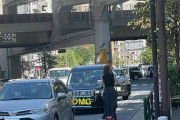 【悲報】キックボードに乗った女さん、堂々と車道逆走ｗｗｗｗｗｗ