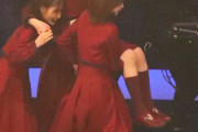 【炎上】平手友梨奈さん、紅白で卒倒してメンバーに担がれてる姿がヤバイと批判殺到wwwwwwwww