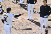 これが掛布打法なんよ　阪神・岡田監督が井上に秘技伝授「ボールの向こう側を“しばく”言うんよ」