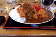 カツカレー1250円頼んだんだが美味しい(´･ω･`)