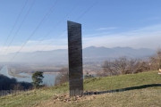 【モノリス】ユタ州の謎の物体に似た金属　今度はルーマニアに出現