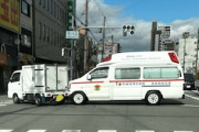【動画】生野区で緊急走行中の救急車と箱軽四が出会い頭に衝突してしまう事故。
