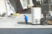 【衝撃映像】このフォークリフトの事故動画が(((ﾟДﾟ)))