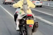 【動画】いかにもお前らが好きそうな大型バイク女子が発見されるｗｗｗｗｗｗｗｗｗｗｗ