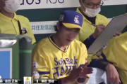 【動画】技ありヒットに拍手するSB柳田と褒められて塁上でニヤニヤするｵﾘ吉田正