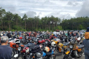 コロナとかお構いなし。山梨県営富士山パーキングに旧車會のカッコイイバイクが1000台近く集結。
