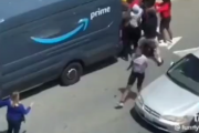 【悲報】TikTok民、黒人が大人数でAmazon配送車を襲撃している所を激写するｗｗｗｗｗ